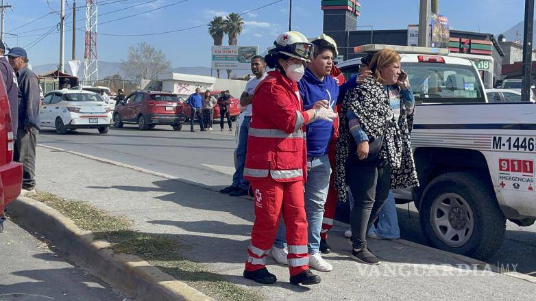 $!El joven responsable del percance fue valorado por paramédicos de la Cruz Roja.