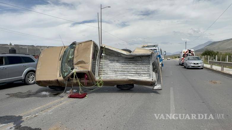 $!La camioneta terminó volcada sobre el Arco Vial Otilio González tras el accidente registrado la tarde de este miércoles.