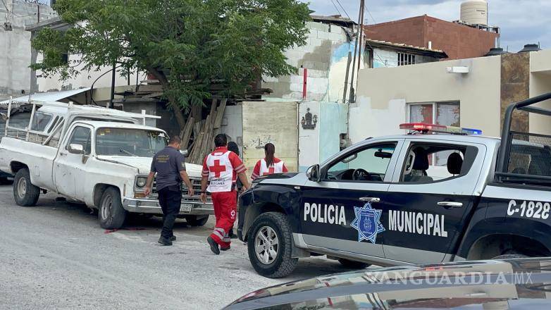 $!Paramédicos de la Cruz Roja acudieron al domicilio y confirmaron el fallecimiento del joven de 27 años.