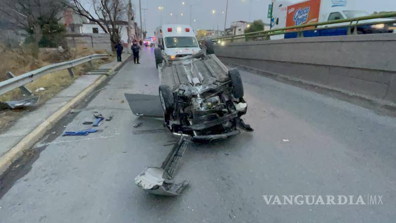 $!El auto se derrapó por más de 30 metros .