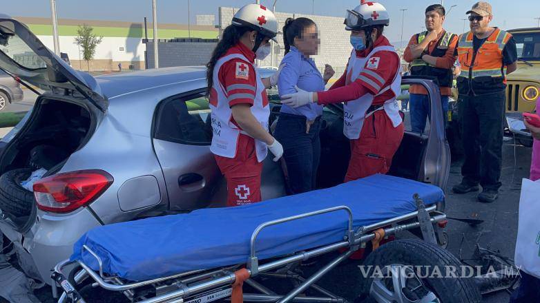 $!La Cruz Roja evaluó a las conductoras involucradas en el accidente, determinando que ambas estaban ilesas.