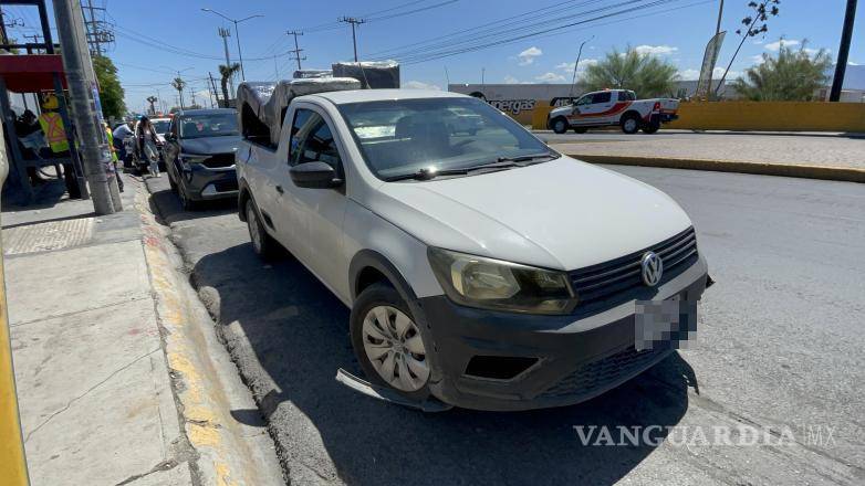 $!La camioneta Volkswagen Saveiro no pudo frenar al momento en que el ciclista invadió el carril.