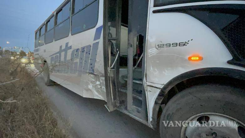 $!La camioneta Ford Explorer y el camión de transporte de personal resultaron con daños materiales tras el choque.