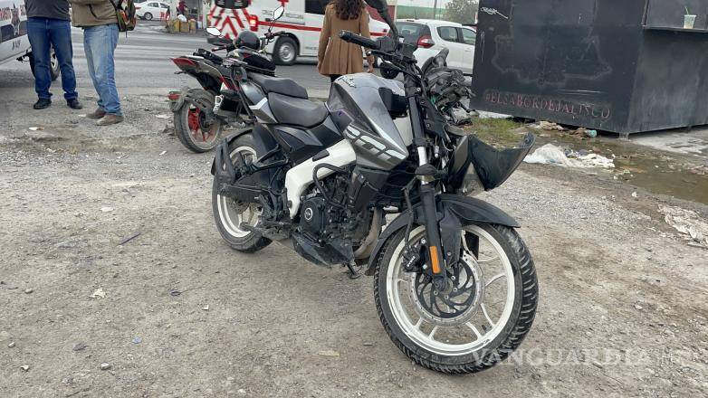 $!El golpe fue con el frente de la motocicleta.