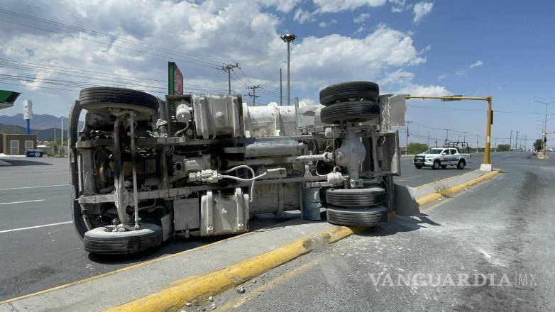 $!Elementos de Tránsito acudieron al lugar del accidente para dirigir el tráfico y coordinar el retiro del camión con una grúa.