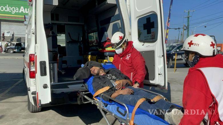 $!Paramédicos de la Cruz Roja atendieron de urgencia al joven que ingirió insecticida y lo trasladaron al Hospital General, donde quedó internado en estado delicado.
