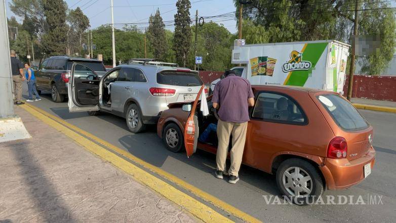 $!Policías de Tránsito Municipal tomaron conocimiento y coordinaron el retiro de las unidades.