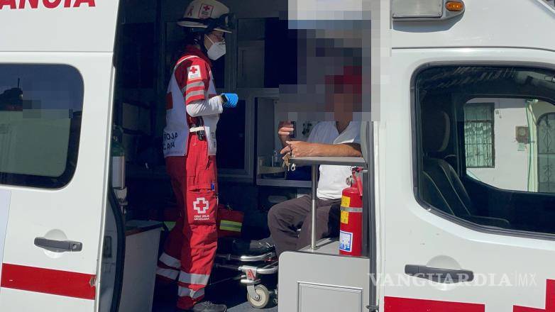 $!Paramédicos de la Cruz Roja brindaron atención en el lugar al hombre herido, descartando su traslado a un hospital tras las curaciones.