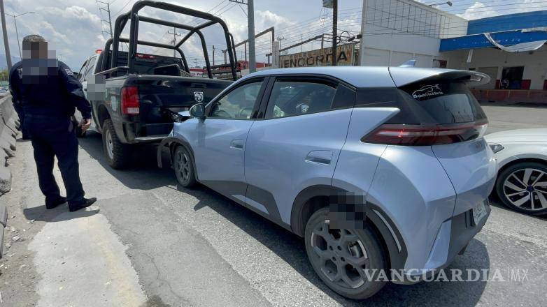 $!Tras el impacto, la patrulla fue proyectada contra una camioneta Jeep Liberty, provocando daños en las tres unidades involucradas y una movilización de autoridades en la zona.