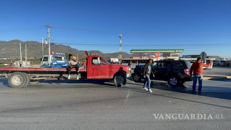 $!La policía de tránsito dirigió el tráfico para prevenir más colisiones en la escena.