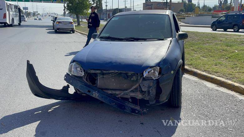 $!El Chevrolet Chevy quedó parcialmente sobre una jardinera tras el impacto.