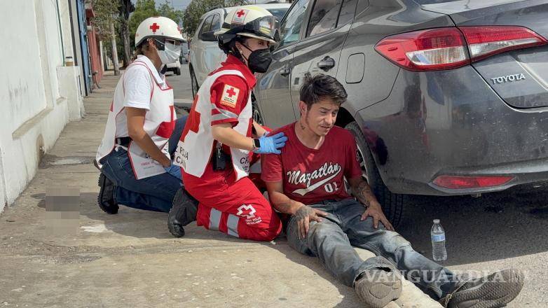 $!El joven de 24 años recibió atención médica sobre la banqueta tras perder el control de su unidad.