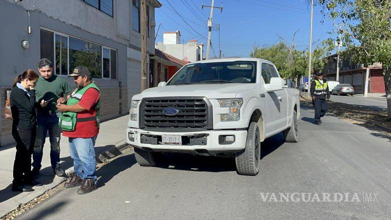 $!El unidad Ford F-150, involucrada en el accidente, mientras se realiza el proceso de investigación.