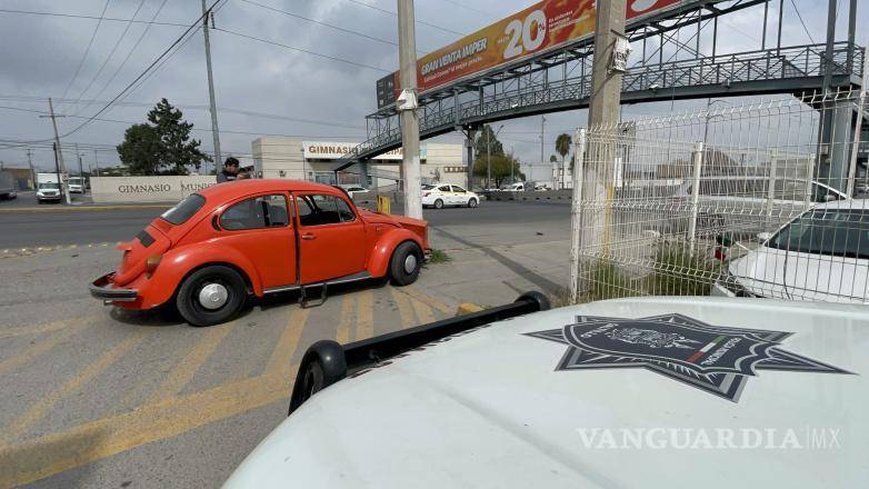 $!Personal de la Secretaría de Salud valoró a las ocupantes del automóvil tras el accidente, mientras la Policía Municipal aseguró el lugar y coordinó el traslado del vehículo a un corralón.