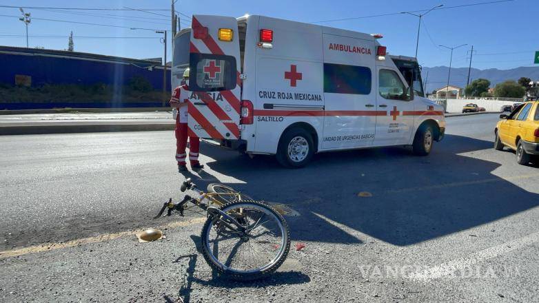 $!Paramédicos de la Cruz Roja brindaron atención inmediata al lesionado antes de trasladarlo al hospital.