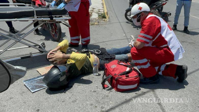 $!El motociclista fue atendido por paramédicos de la Cruz Roja luego de resultar lesionado tras el choque registrado en el cruce del bulevar Eulalio Gutiérrez Treviño y la calle Noche Buena.
