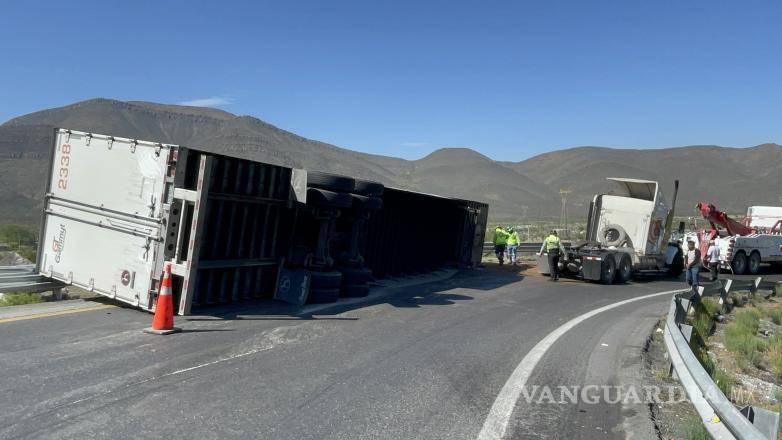 $!Elementos de emergencia y grúas trabajaron para despejar la vía y reanudar el tráfico tras el accidente en Ramos Arizpe.