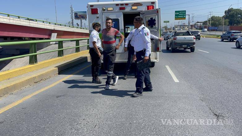 $!Carlos Eduardo sufrió golpes en el rostro y fue atendido por paramédicos de una ambulancia privada.