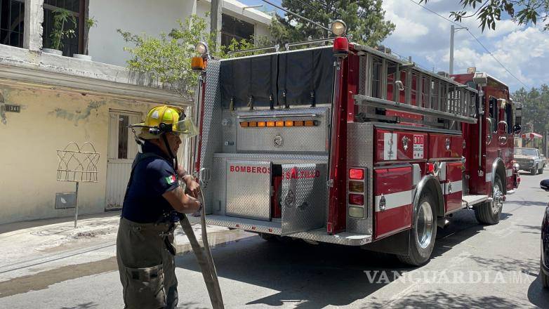 $!Los bomberos ingresaron al edificio y apagaron las llamas que habían sido causadas, aparentemente, por un cortocircuito.