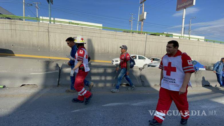 $!En el lugar se presentó una ambulancia de la Cruz Roja, cuyos paramédicos valoraron a los participantes.