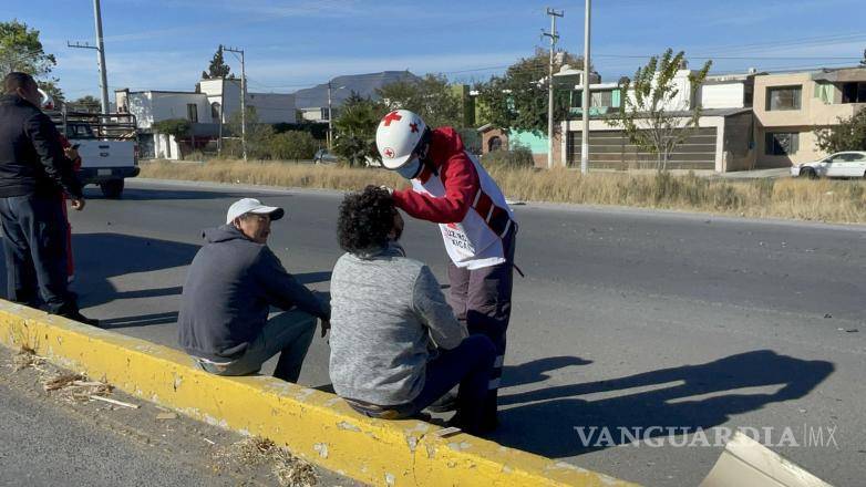 $!Los conductores permanecieron en el lugar a la espera de las aseguradoras para atender los daños materiales.