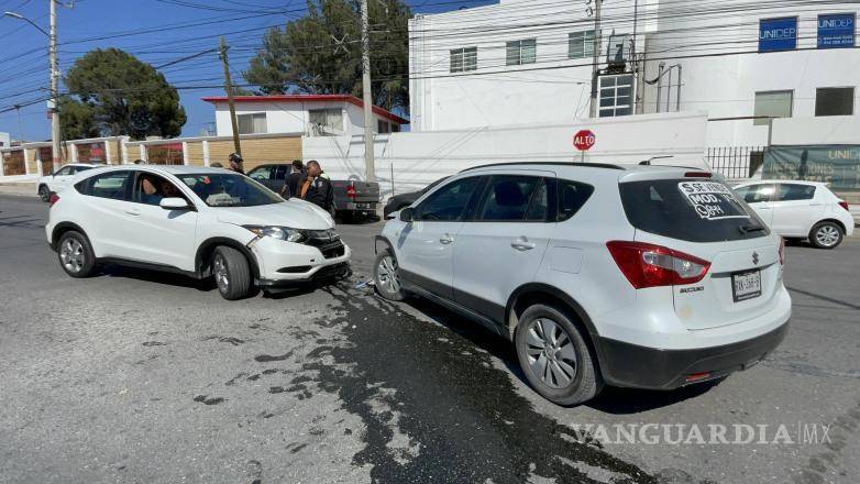 $!Personal de Tránsito Municipal acordonó la zona mientras ajustadores evaluaban los daños tras el choque en la colonia Los Maestros.