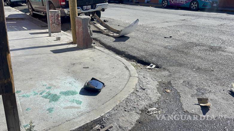 $!Vuelca camioneta tras ser impactada por transporte de personal en Saltillo