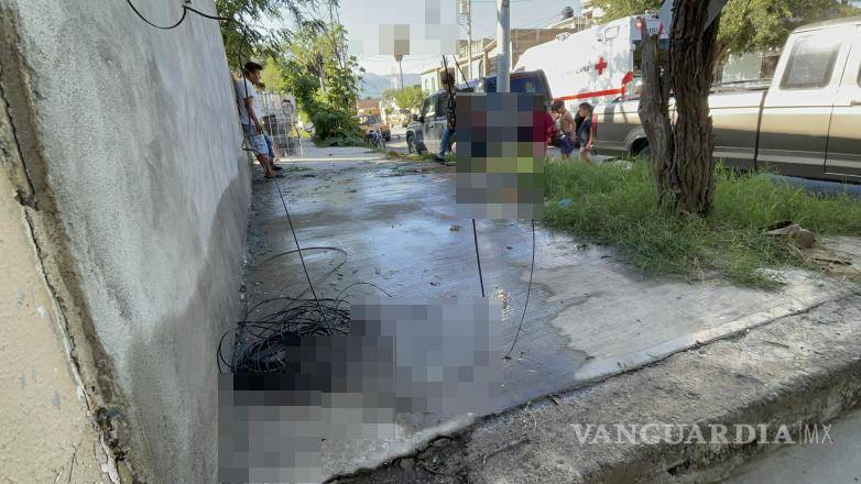 $!La caída ocurrió luego de que una camioneta jalara cables cerca del techo.