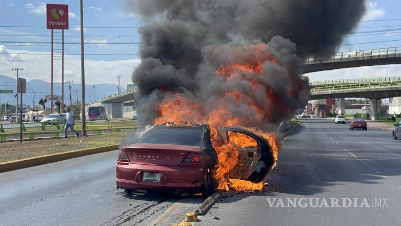 $!La conductora y sus dos hijos lograron salir a tiempo del vehículo antes de que fuera envuelto por el fuego, evitando que la situación pasara a mayores.