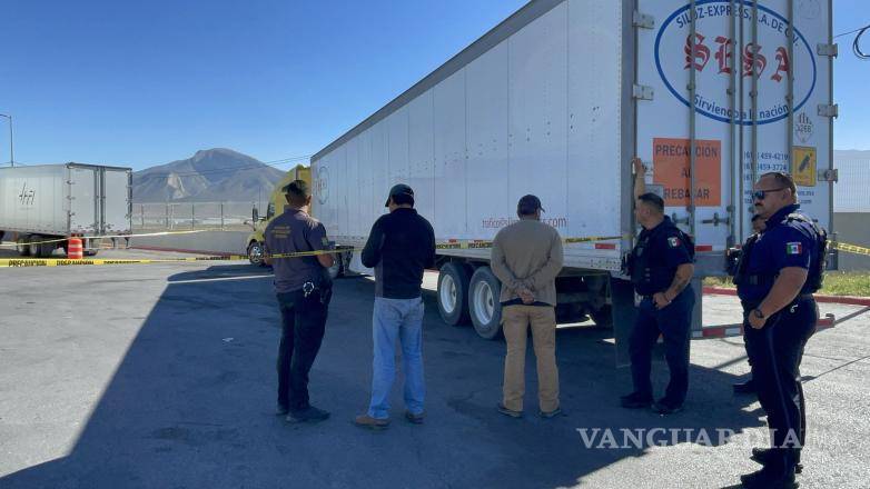 $!La unidad de carga, perteneciente a una empresa de Chihuahua, quedó bajo resguardo de las autoridades.