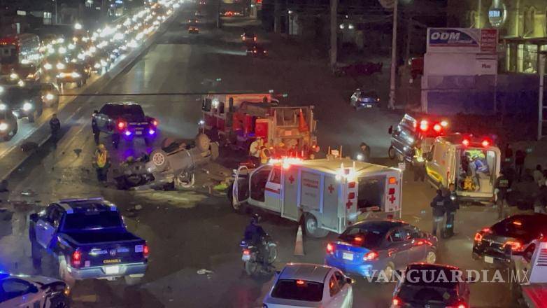$!La camioneta volcada en el periférico LEA quedó destrozada tras el impacto que cobró la vida del menor.