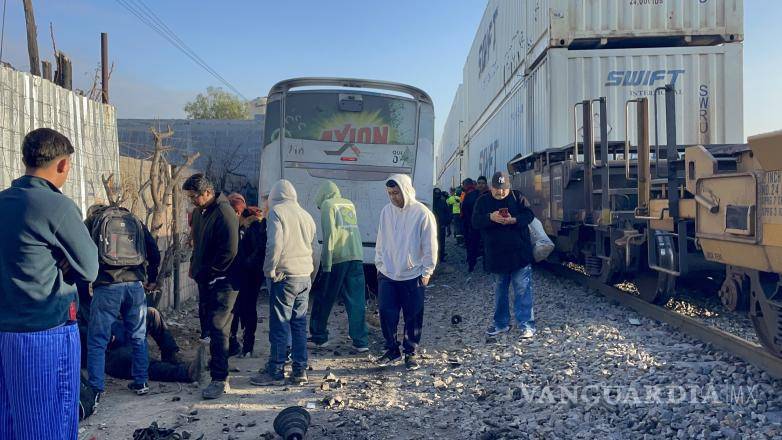 $!Paramédicos revisan a los lesionados antes de trasladarlos a la clínica del IMSS para su atención médica.