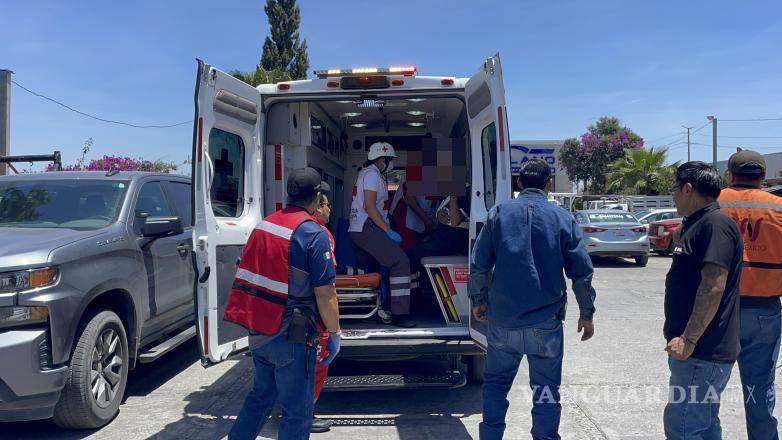$!Testigos solicitaron el apoyo de una ambulancia a través del 911, lo que permitió la rápida intervención de los cuerpos de auxilio en el lugar del percance.