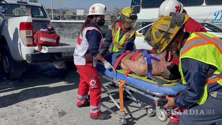 $!Elementos de la Policía de Tránsito y Bomberos trabajaron para liberar al conductor atrapado dentro de la unidad.