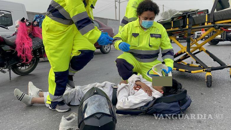 $!El joven, identificado como Bruno Osiel, de 16 años, no logró pasar y la camioneta lo chocó en el ángulo delantero derecho.
