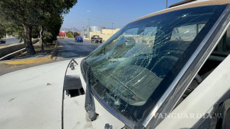 $!Un accidente de tránsito ocurrido en la intersección de Carlos Abedrop y Eje 5 dejó a un motociclista herido después de que un conductor de camioneta interrumpiera su paso.