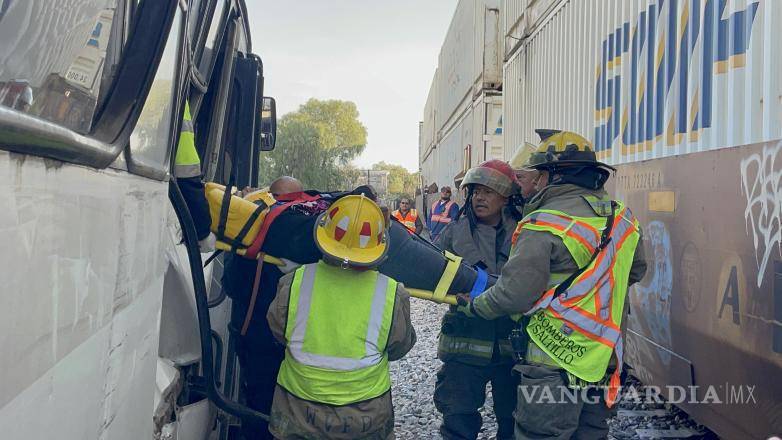 $!Una mujer fue retirada de la unidad en camilla y trasladada a la Clínica Dos del IMSS.