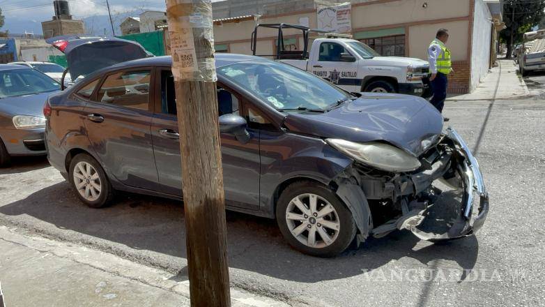 $!Fue que al pasar el auto Ford Fiesta por la calle 30 de Septiembre, le pegó al Chevrolet Sonic.