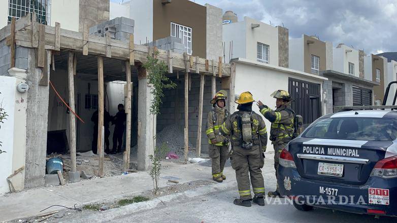 $!Bomberos de la estación Morelos responden a la explosión por fuga de gas en un domicilio.