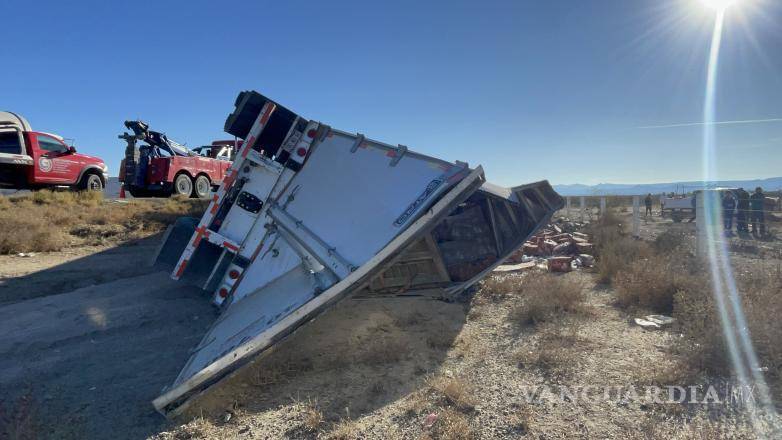 $!El tráiler volcado derramó su carga de leche, que fue rapiñada por pobladores.