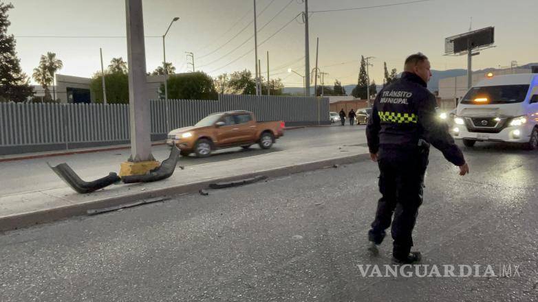 $!Policías de Tránsito abanderaron la zona para evitar otro accidente mientras se retiraba el automóvil.