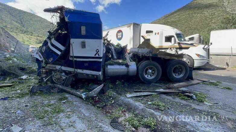 $!El tractocamión terminó volcado tras el accidente ocurrido en el kilómetro 231 de la carretera 57.