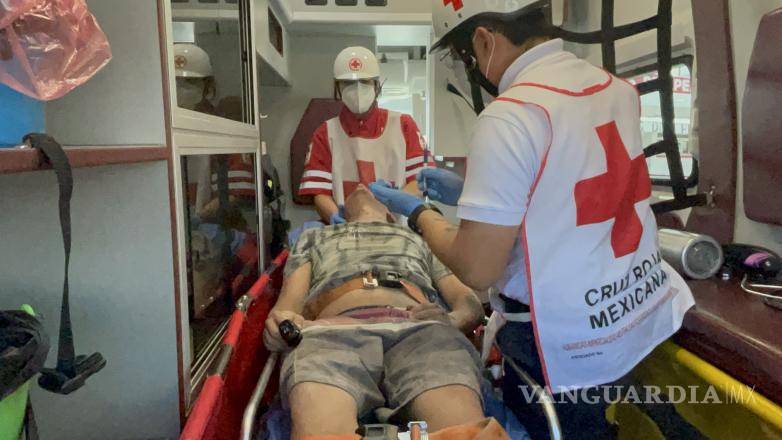 $!El motociclista fue atendido por paramédicos de la Cruz Roja y trasladado a un hospital tras presentar lesiones de consideración.