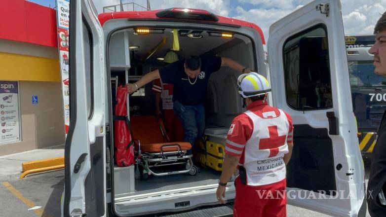 $!Elementos de la Cruz Roja valoraron al joven en el lugar del accidente antes de que decidiera esperar a la aseguradora para recibir atención médica y cubrir los daños.