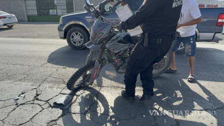 $!Saltillo: motociclista termina sobre el pavimento tras impactarse contra camioneta