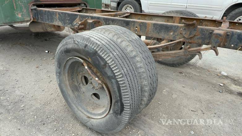 $!El accidente causó daños también a una camioneta estacionada.