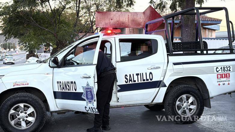 $!La conductora del taxi quedó detenida y permaneció en el lugar mientras policías municipales resguardaron la zona y tomaron conocimiento del accidente.