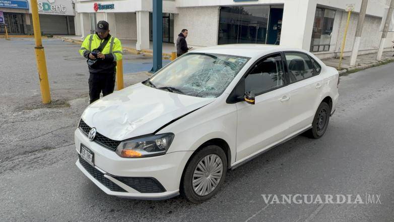 $!El conductor del Volkswagen Vento quedó detenido tras el accidente ocurrido durante la mañana en Saltillo.