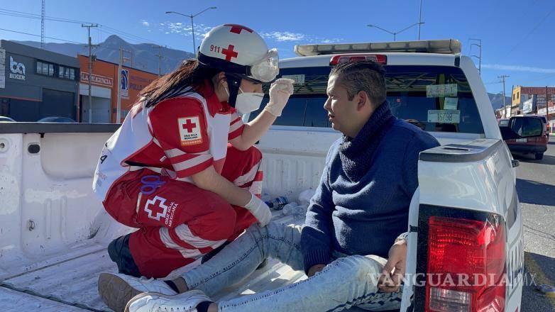 $!Paramédicos atendieron al responsable.