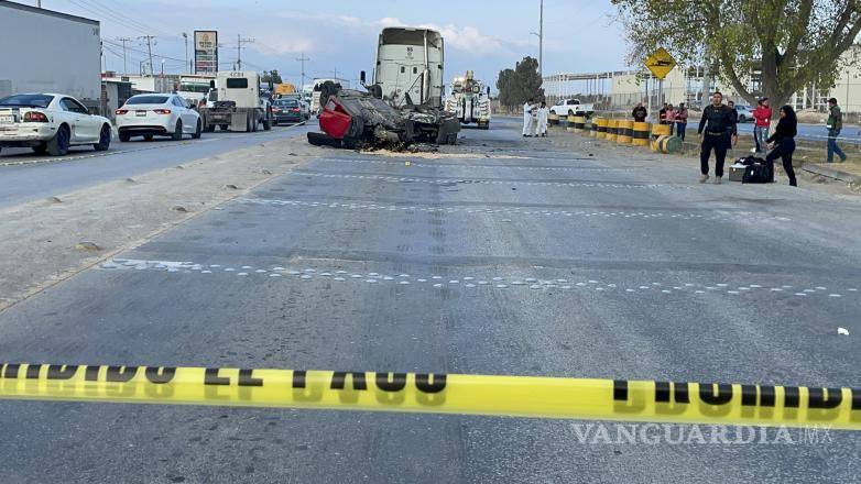 $!Testigos del accidente acudieron a la zona tras escuchar el estruendo, mientras esperaban la llegada de los servicios de emergencia.